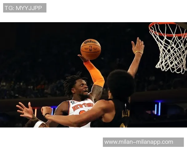 爱德华兹华丽突破拉杆换手上篮精彩得分引爆全场激情