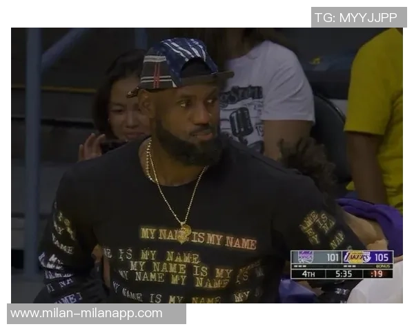 詹姆斯替补席上显不满情绪频频起身运球引发关注