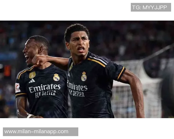 姆巴佩与贝林厄姆共同庆祝荣获FIFPRO最佳阵容奖杯合影留念