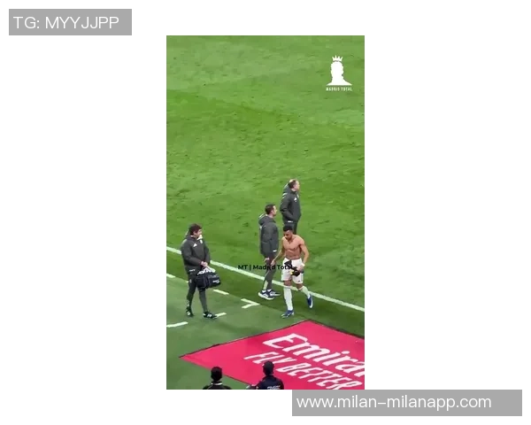 姆巴佩禁区内摔倒引发担忧经过短暂休息后重返赛场继续拼搏 姆巴佩禁区内摔倒引发担忧经过短暂休息后重返赛场继续拼搏